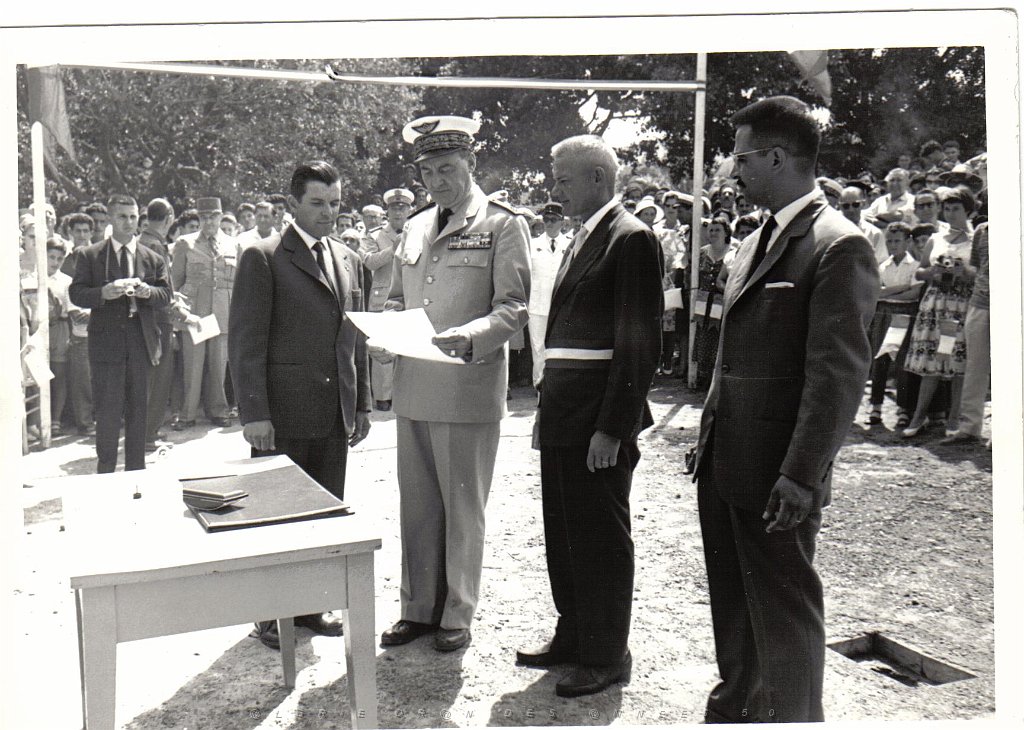 BOU SFER 06 JUILLET 1958 POSE DE LA PREMIERE PIERRE DU MONUMENT AUX MORTS 018.jpg
